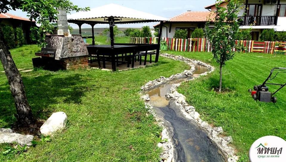 Guest House Misha Petrevene Экстерьер фото