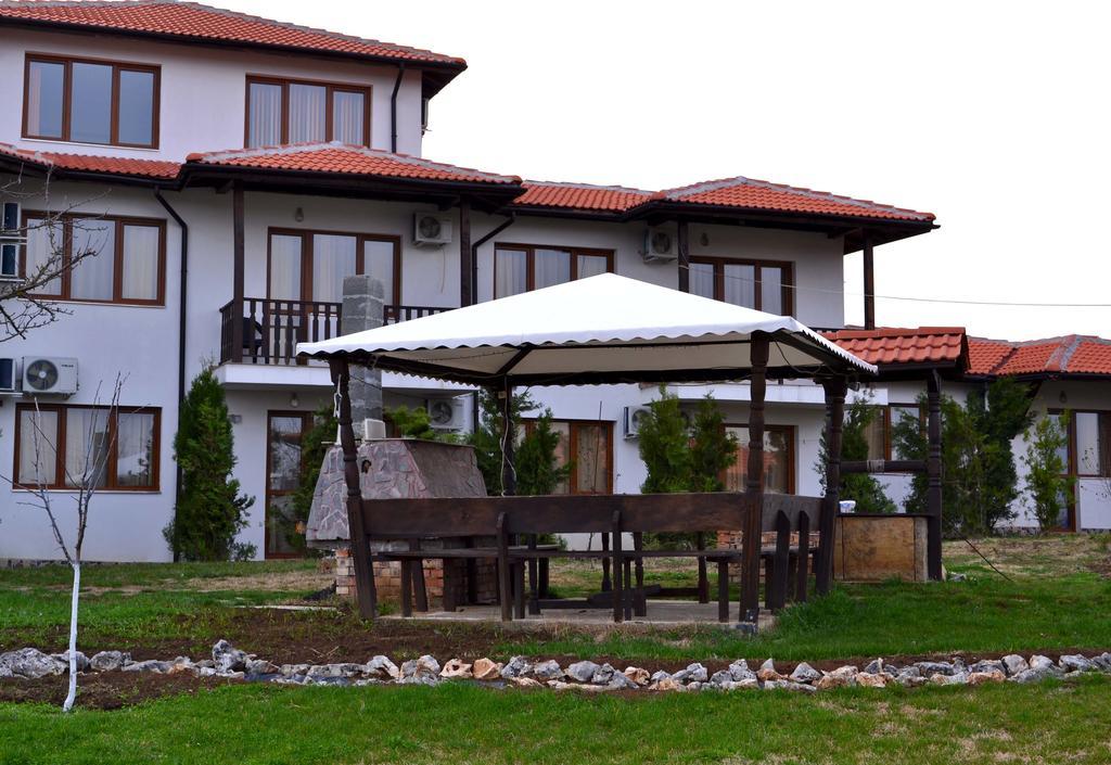 Guest House Misha Petrevene Экстерьер фото